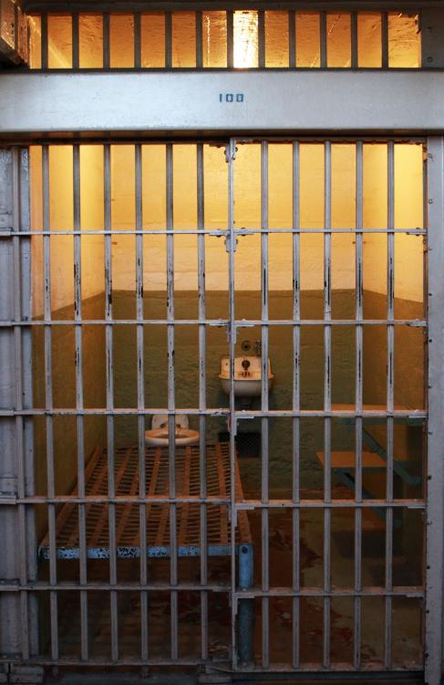 træ interiør vindue væg facade Port dør bur barer kriminel fængsel historie lov fængsel Låst celle fange anholdelse fængsle Lås op straffefange vinduet dækker udendørs struktur bag tremmer alcatraz fængsel stænger fængsel Correctional jailhouse fængsle