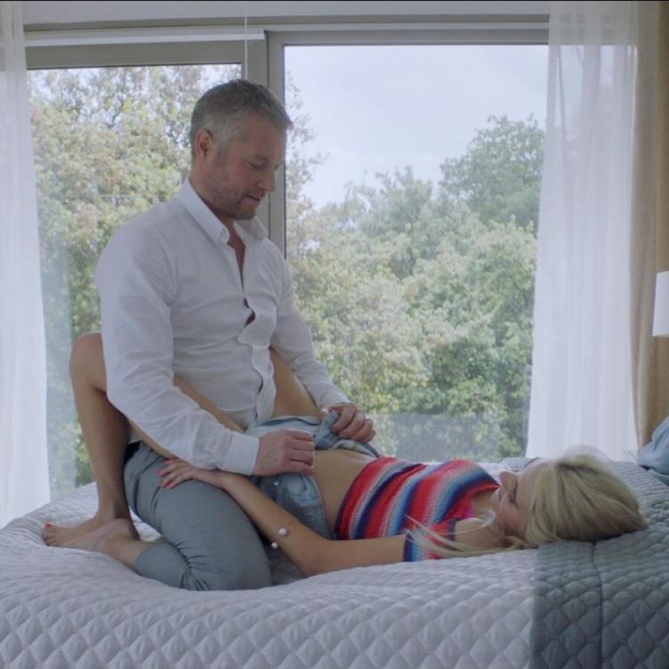 Lai Yde Holgaard spiller den kriminelle Michael, der i en meget detaljeret scene voldtager den unge Sascha. Han vandt prisen for årets bedste mandlige birolle for sin præstation.