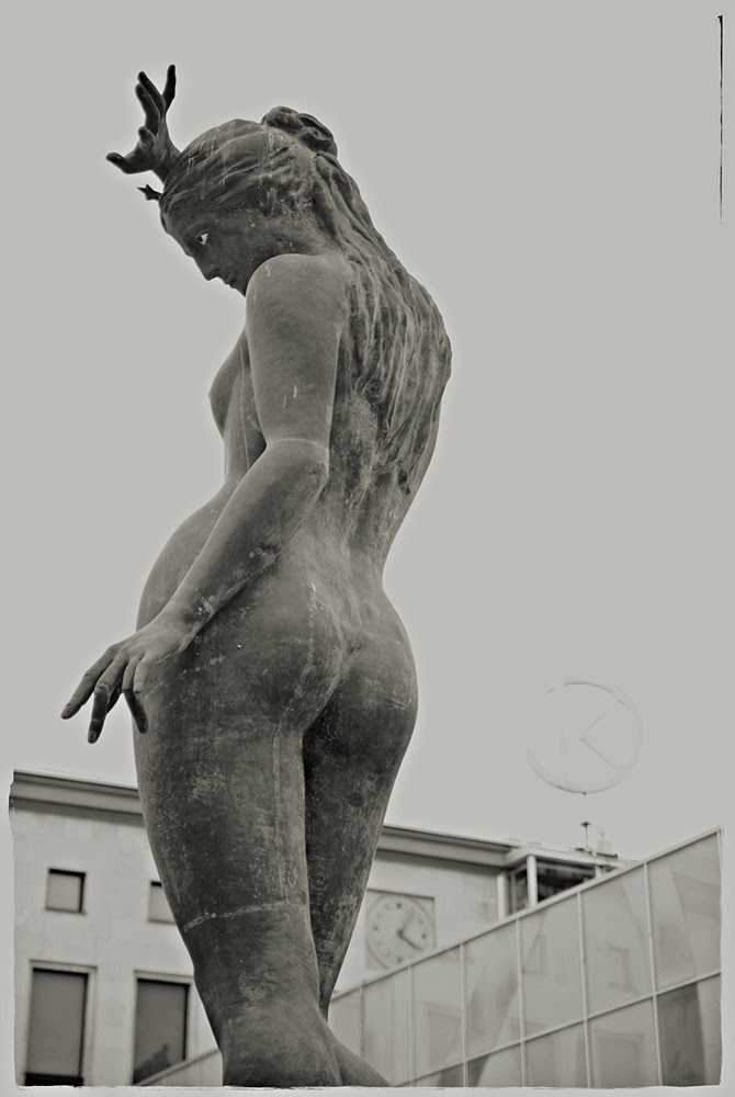 http://static.panoramio.com/photos/large/40105643.jpg