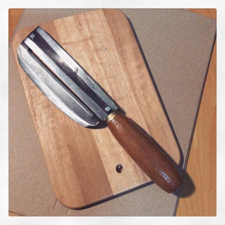Papaya Salad Knife!!! The traditional tool apposed to the hand peeler. This  chops and creates better thicker shreds. This is a … | Papaya salad,  Peeler, Squashes