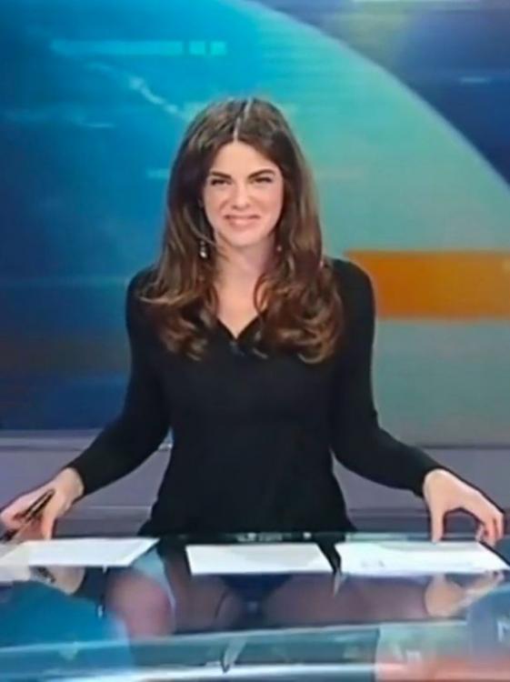 News-presenter-suffers-wardrobe-malfunct