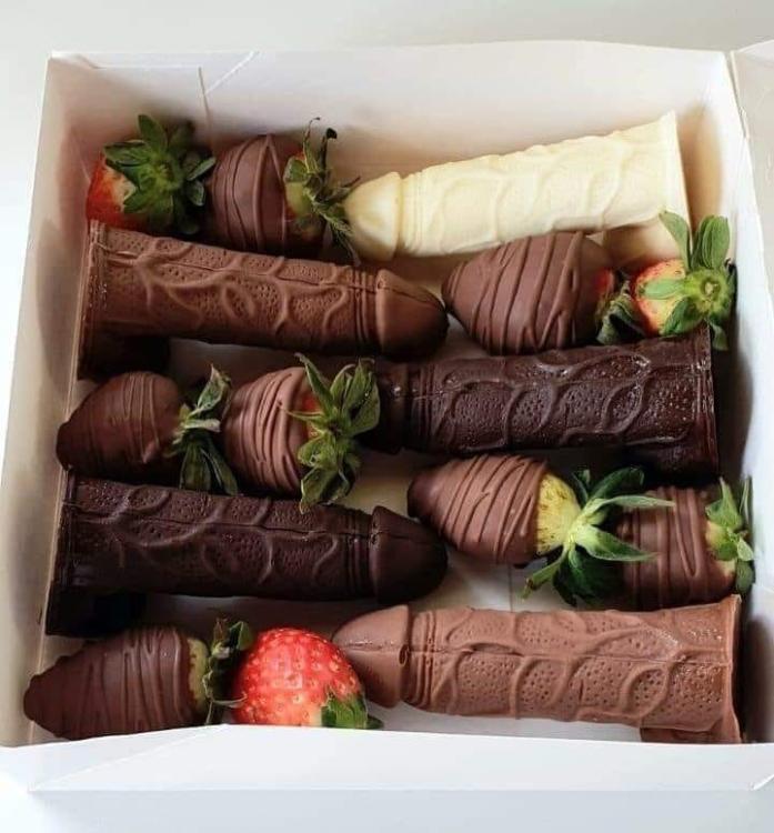 Kan være et billede af jordbær og dessert