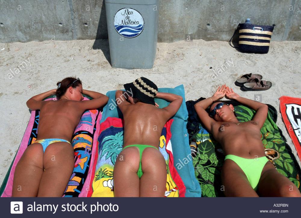 junge-madchen-sonnenbaden-am-strand-auf-