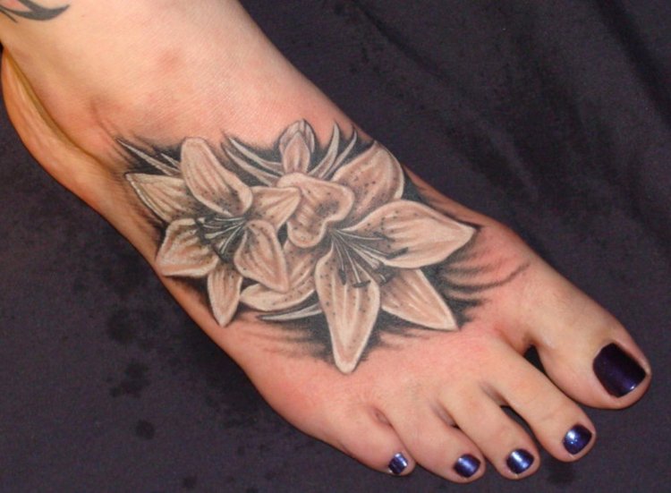 tatouage-femme-fleurs-dessus-pied.jpg