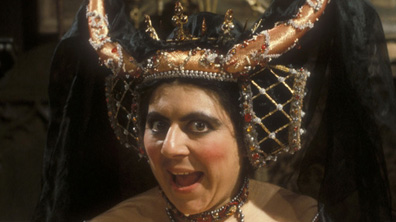 blackadder1_queen_396x222.jpg