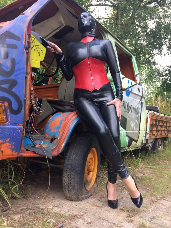 sommer 2117 gummi  bloodbitch.dk 14.JPG