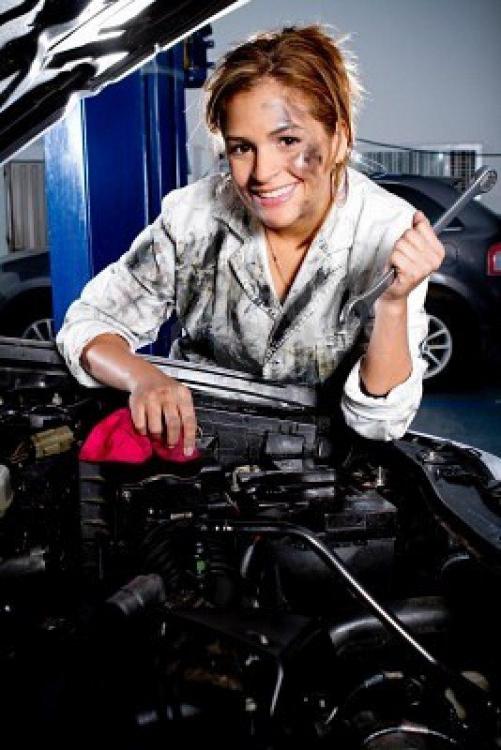 10595460-female-mechanic-fixing-a-car-at-the-garage.jpg