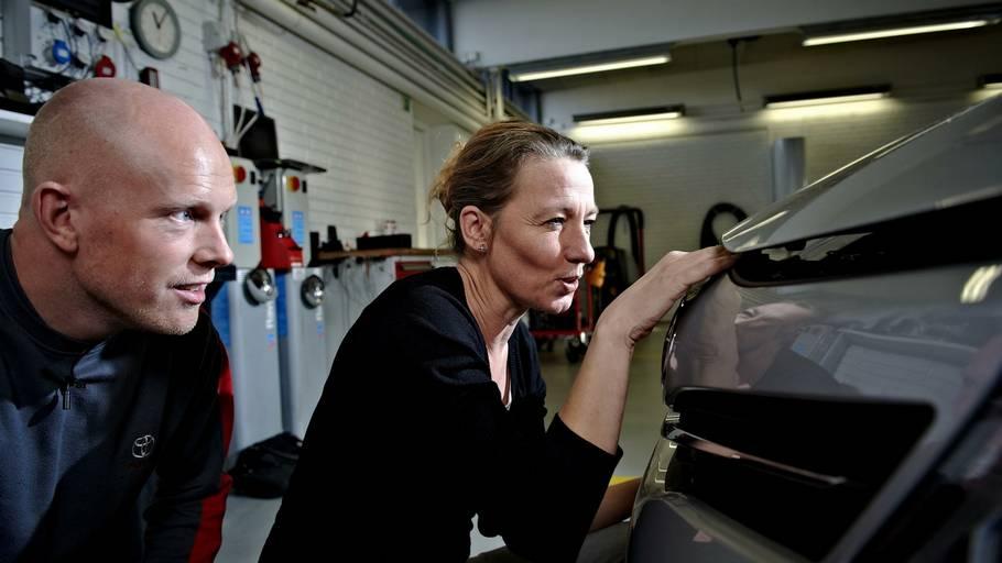 8 historier om en kvinde der lærer at reparere sin egen bil.jpeg