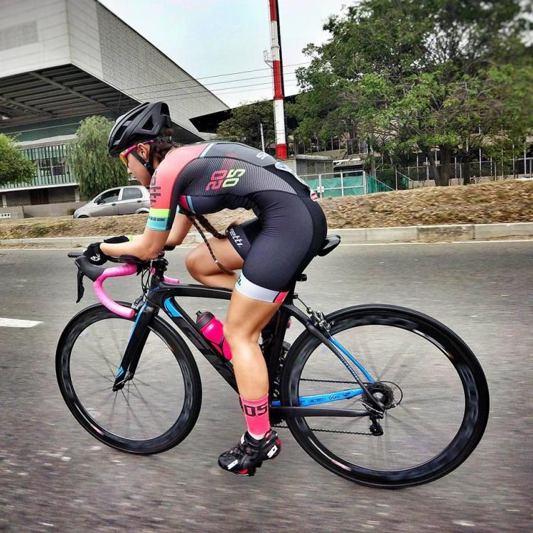 Caro-Ferrer-The-Queen-of-Selfies-on-Bike-4-2.jpg