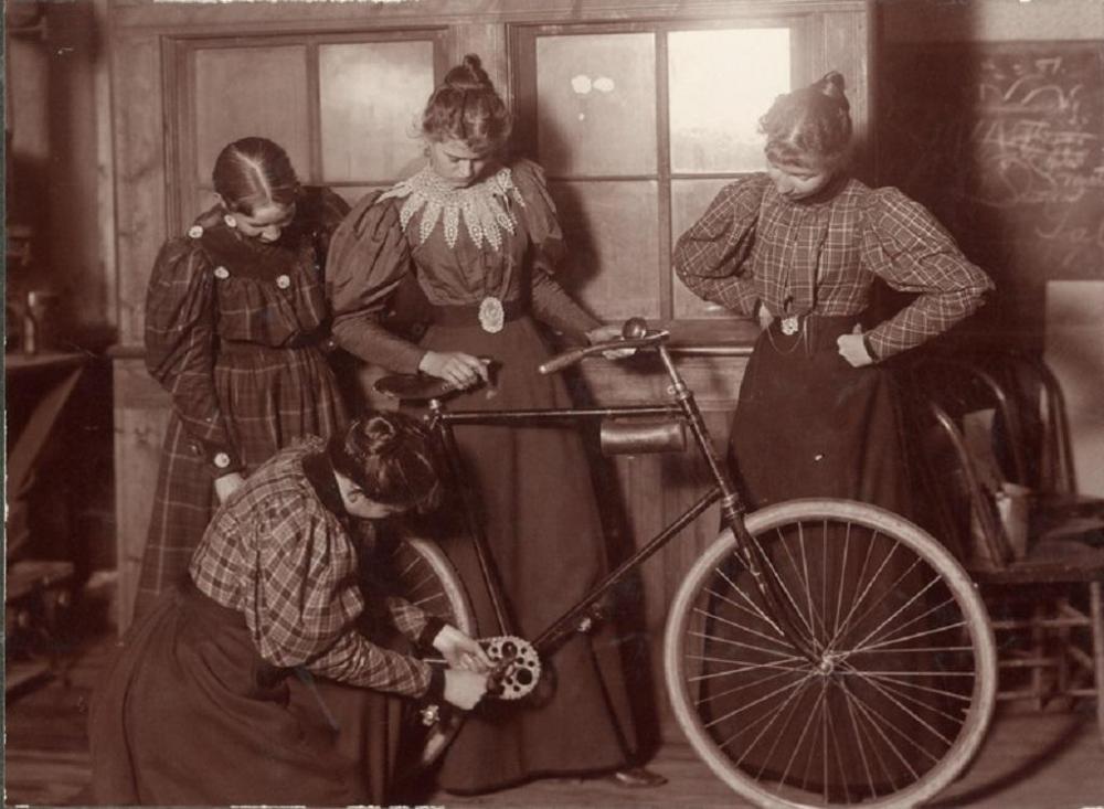 womenrepairingbike1895.jpg