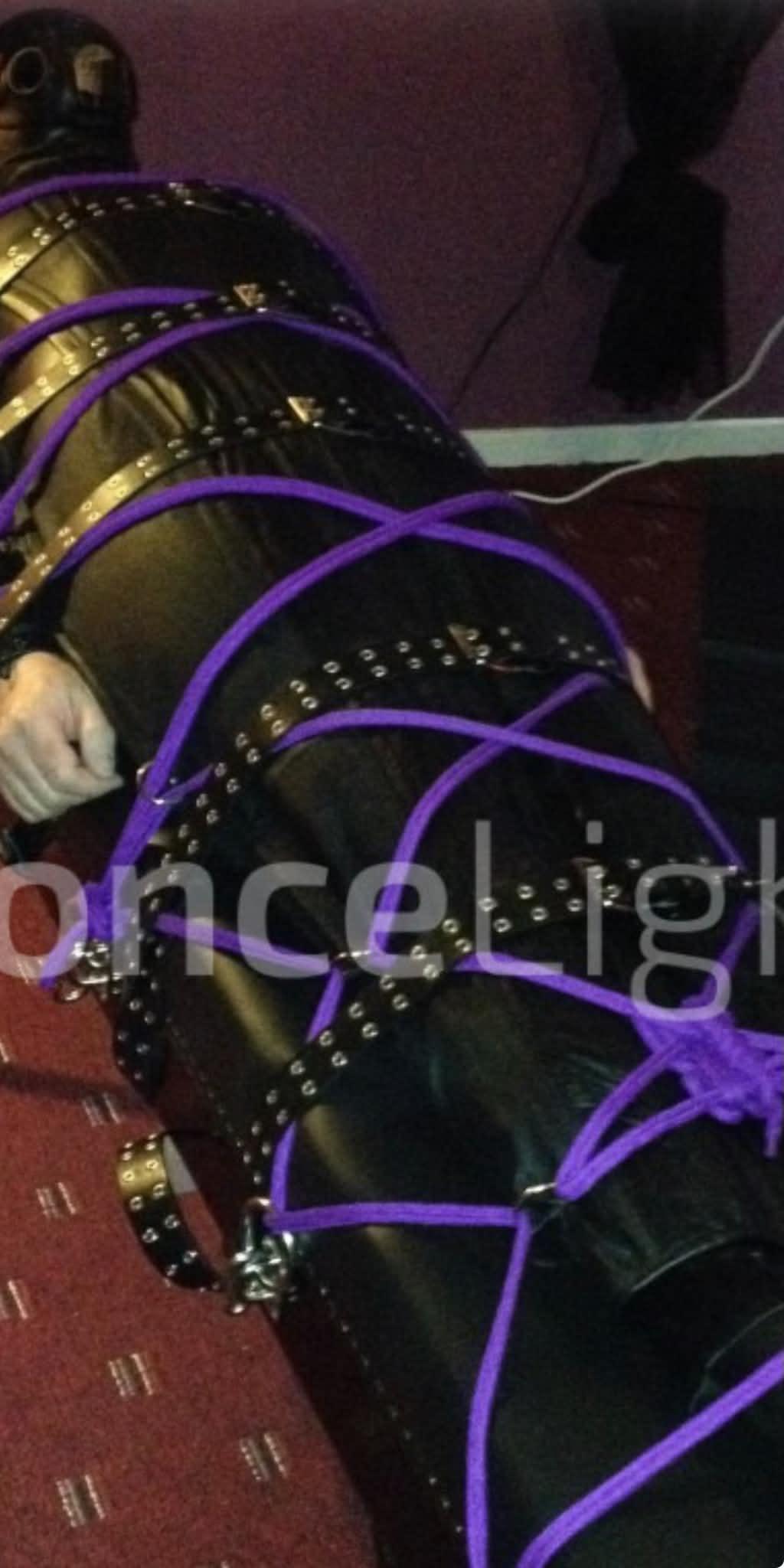 Søger Bondage med læder bodybag